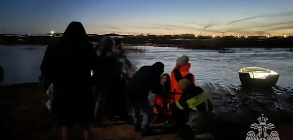 Поехали на родник и оказались в западне: Под Адамовкой неожиданно разлилась река Акташка