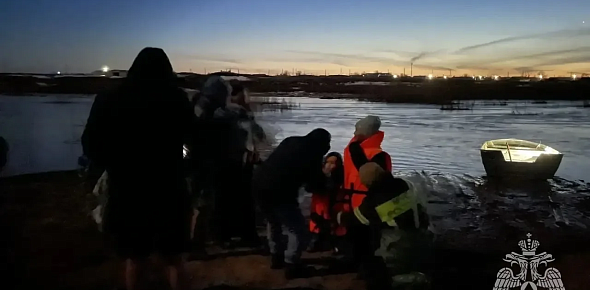 Поехали на родник и оказались в западне: Под Адамовкой неожиданно разлилась река Акташка