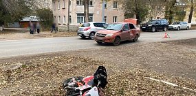 В Оренбурге два подростка на питбайке попали под колеса автомобиля