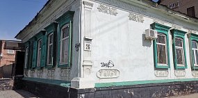 В центре Оренбурга демонтировали пристройку старинного здания, однако инспекторы эту информацию опровергли