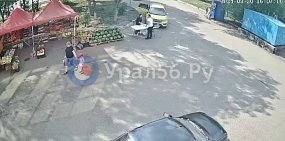 Оскорбила и ударила по лицу: В Оренбурге мигранты запрещают дачникам торговать своей продукцией? (видео)