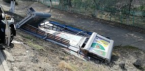 В Оренбурге автомобиль снес остановочный павильон