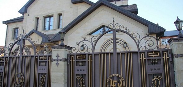 Кому принадлежат особняки, в которых живет Вячеслав Лабузов?